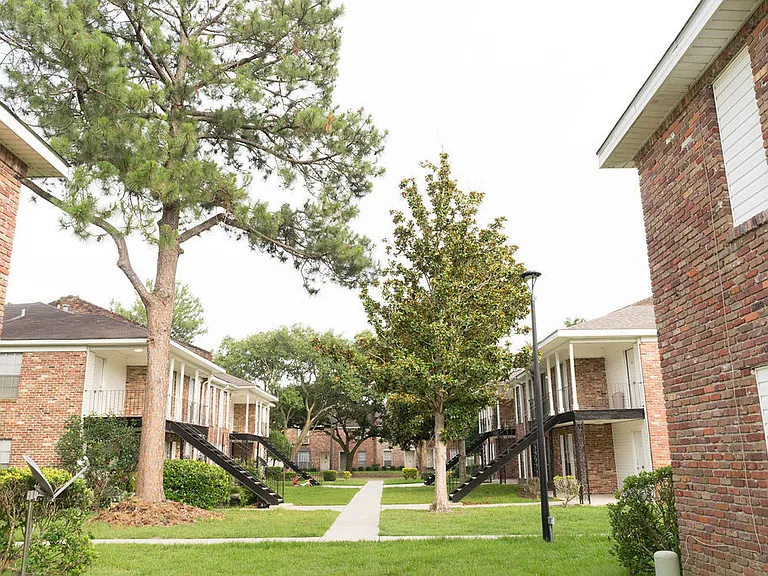 The Estates At Lafayette Square — Photo 45