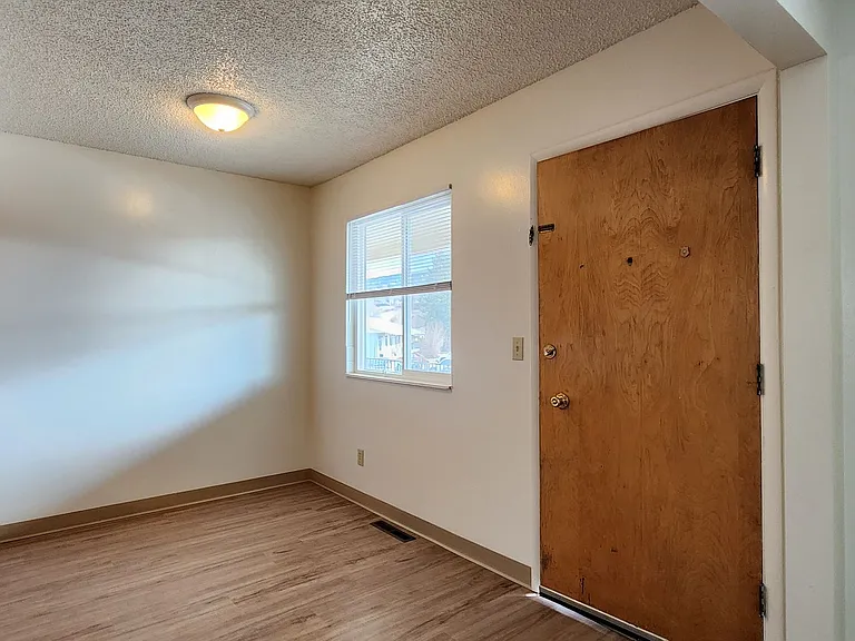104 Camelot Ct — Photo 4