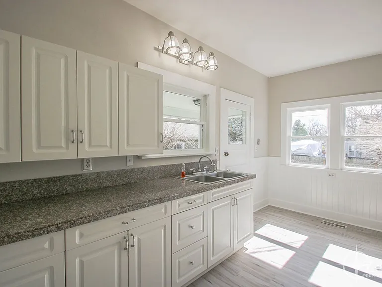 315 W 27th St — Photo 10