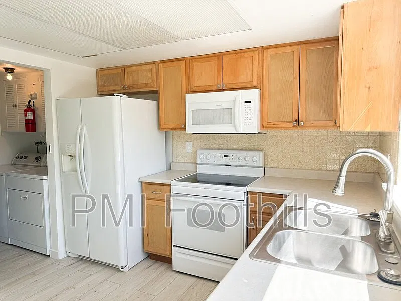 2 bed, 1.5 bath, 1040 sqft, $2,087 — Photo 3