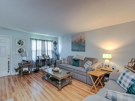 4th image of 44-46 Cedarcrest Ct