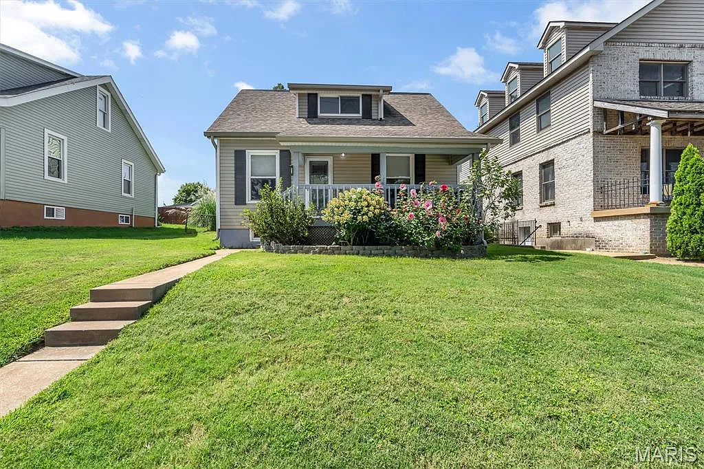 3 bed, 2.0 bath, 2366 sqft, $3,200 — Photo 3