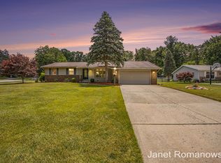 6182 Del Cano Dr SE, Grand Rapids, MI 49546