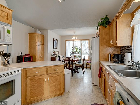 5th image of 24764 Creek View Ct NW