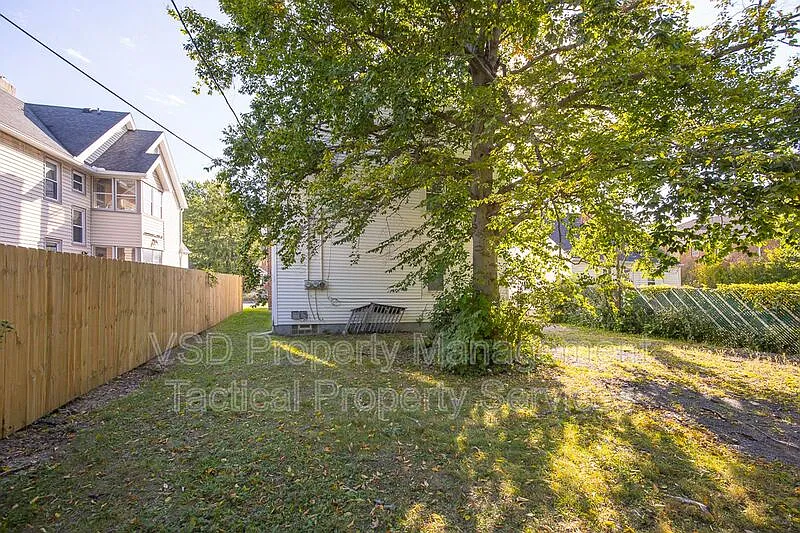 2 bed, 1.0 bath, 1152 sqft, $995 — Photo 2