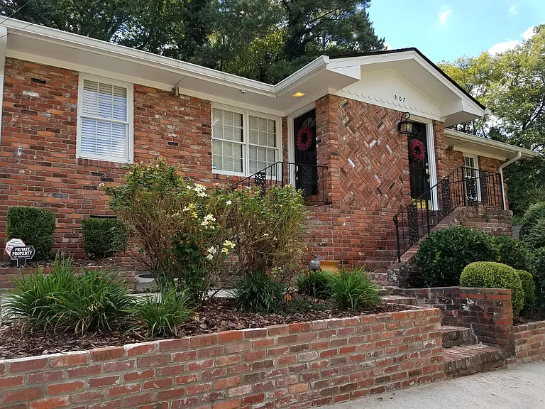 807 Marstevan Dr NE #B — Photo 2