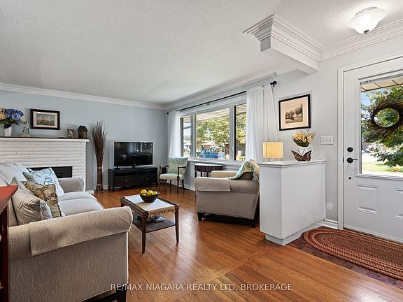5th image of 182 Rosemount Ave