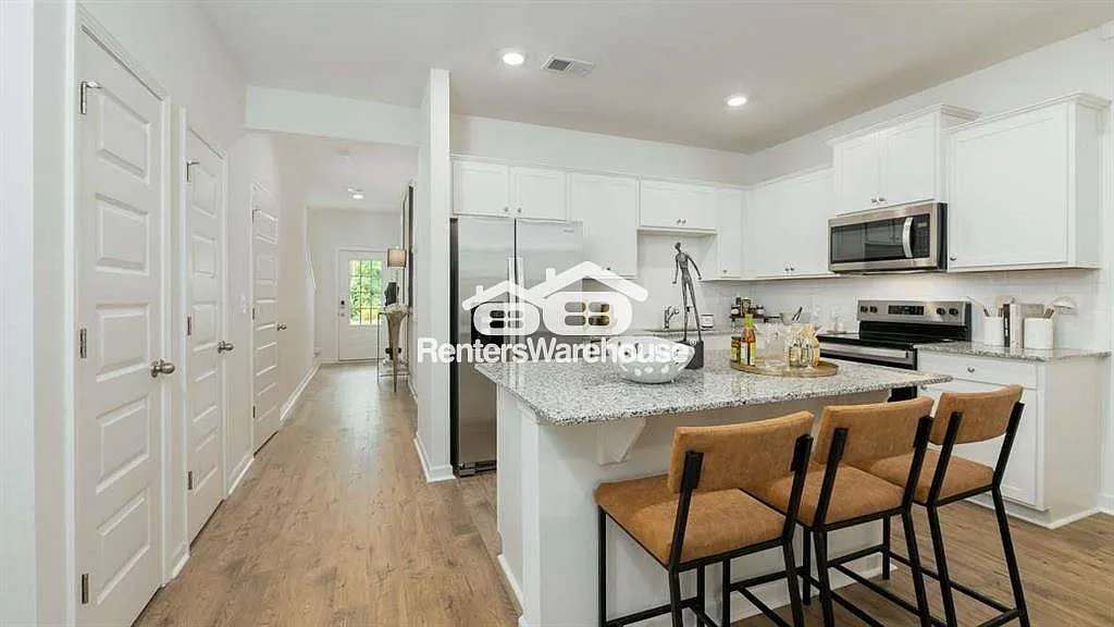Luxurious 3 Bedroom 2.5 Bathroom Townhome with upgrades galore! — Photo 4