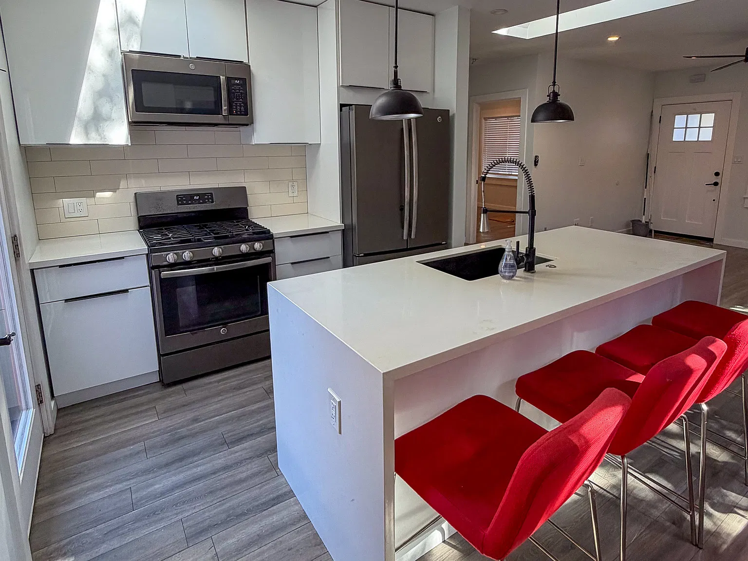 2 bed, 1.5 bath, 720 sqft, $3,800 — Photo 2
