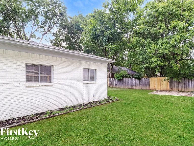1712 Myrna Ln — Photo 15