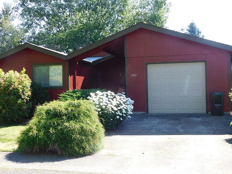 2083 Laurelhurst Dr — Photo 6