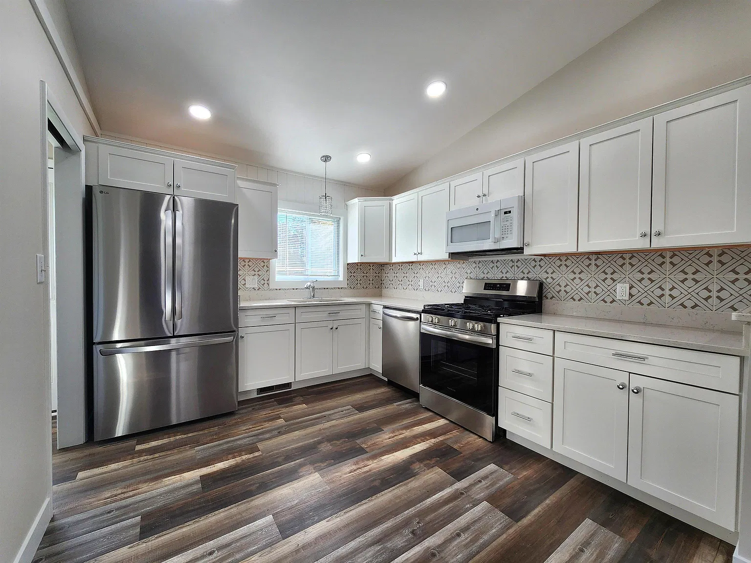 2 bed, 1.0 bath, 900 sqft, $1,300 — Photo 4