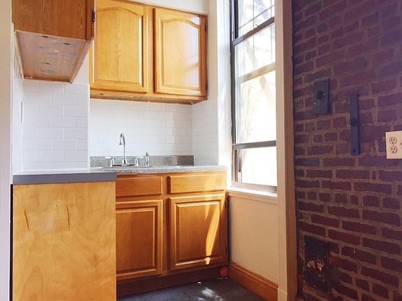 3rd image of 212 Huron St APT 3R