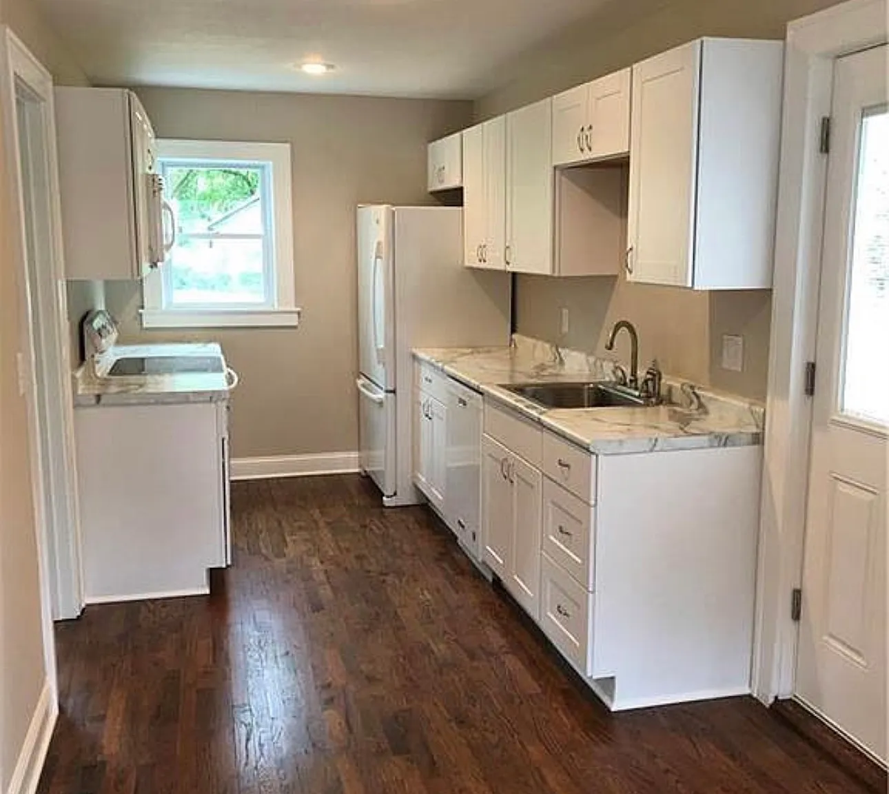 3 bed, 1.5 bath, 1081 sqft, $2,300 — Photo 3