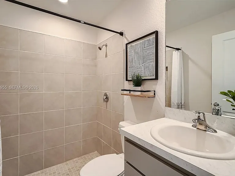 450 NE 12th St — Photo 17