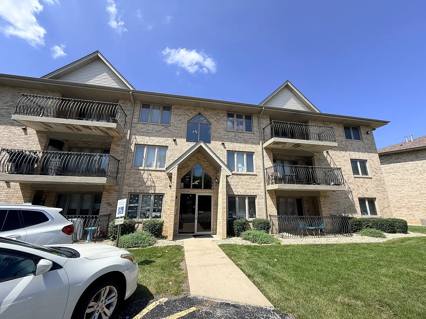 2 bed, 1200 sqft, $1,950 — Photo 2