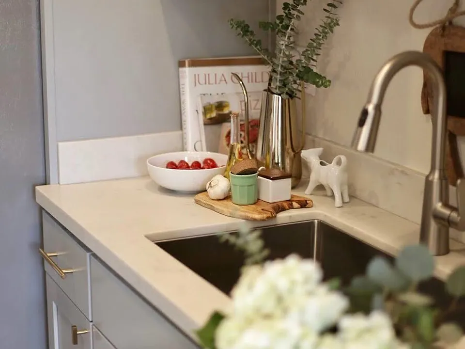 Deep sink, easy to clean.