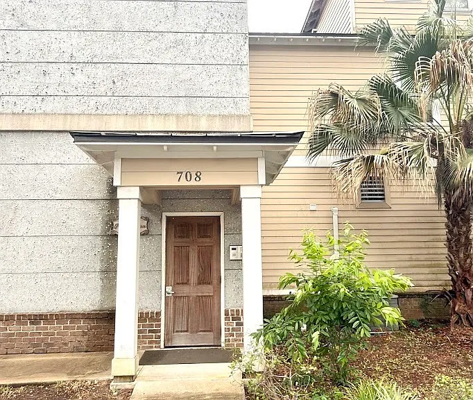 708 Osborne St #206 — Photo 1