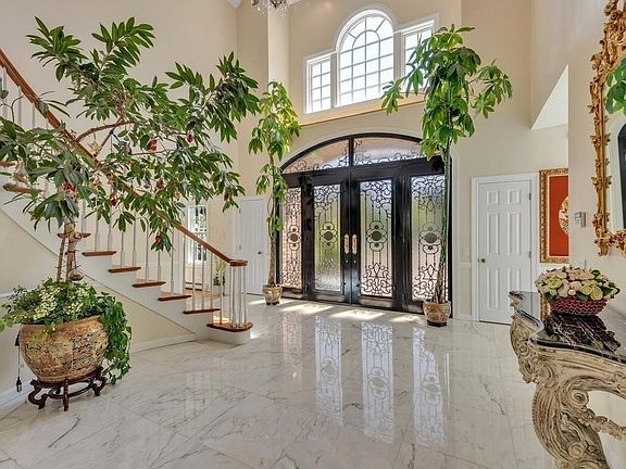4th image of 4 Clover Ct