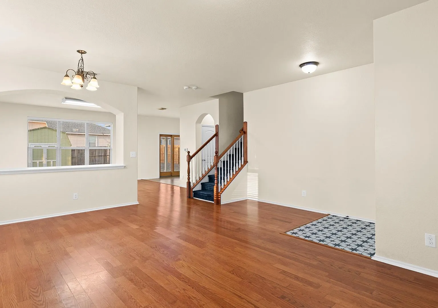 3 bed, 2.5 bath, 2440 sqft, $1,850 — Photo 2