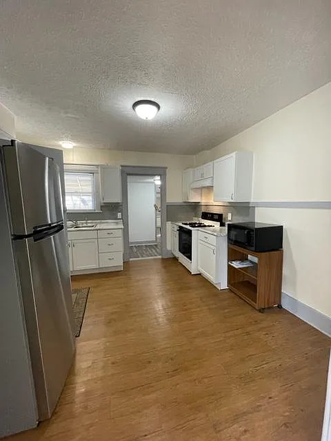 420 Lawrence Ave — Photo 4