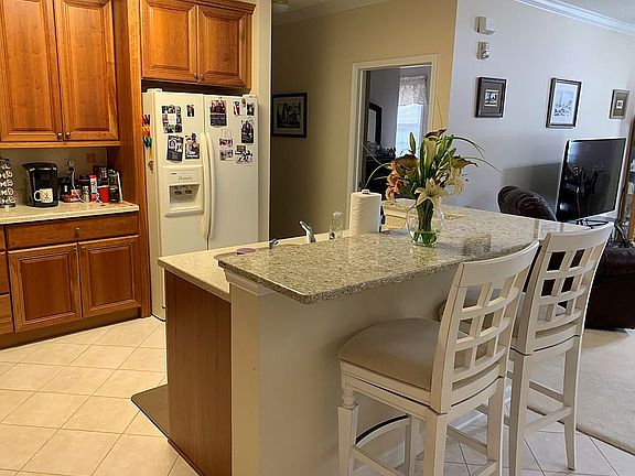 Kitchen breakfast bar