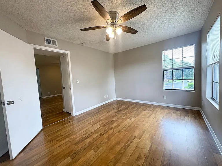 380 Lakepointe Dr #201 — Photo 12