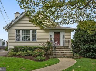 16 Clover Ln, Wayne, PA 19087