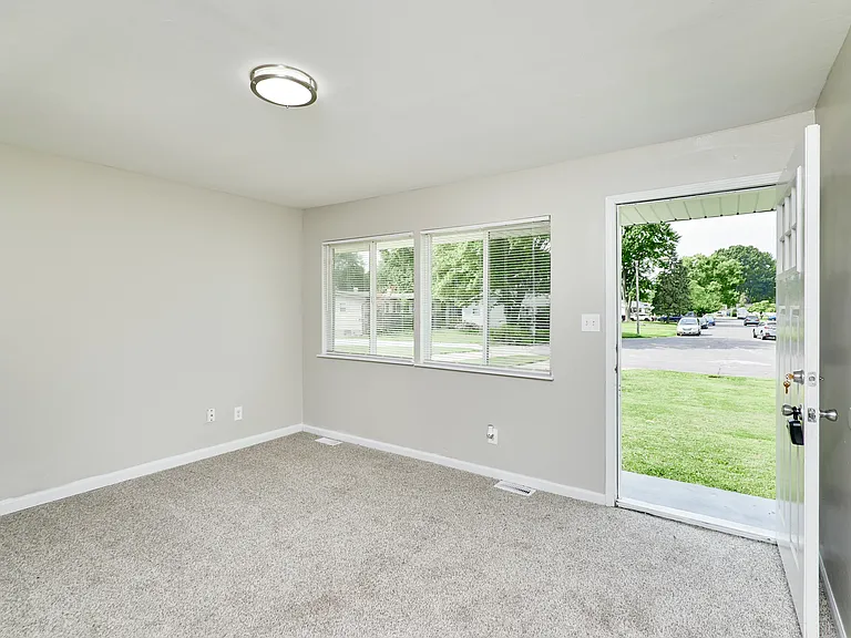1915 Curtis Ct — Photo 4