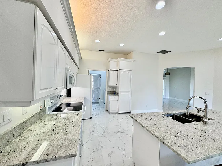 6281 Paradise Island Ct — Photo 12