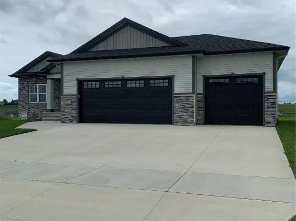 1537 Deerfield Dr, Fairfax, IA 52228
