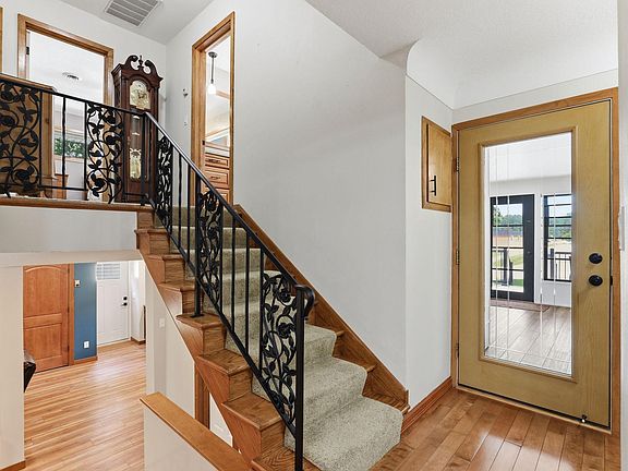 5th image of 645 Warner Ave S