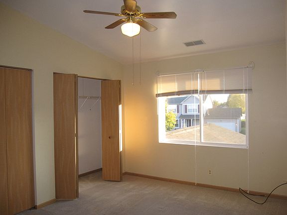 5th image of 906 N Oak Creek Dr