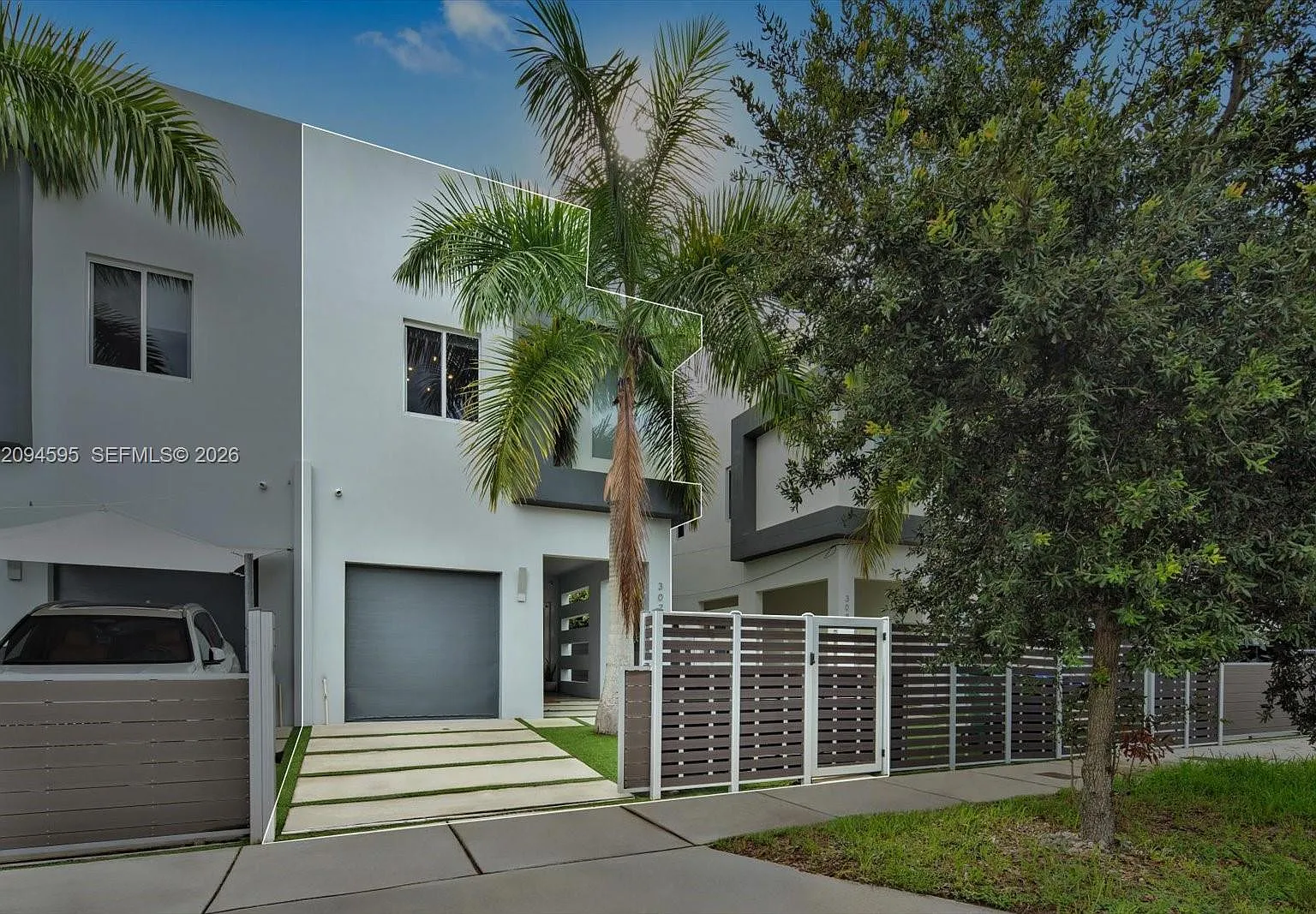 Lux At The Grove Condo Bl — Photo 2