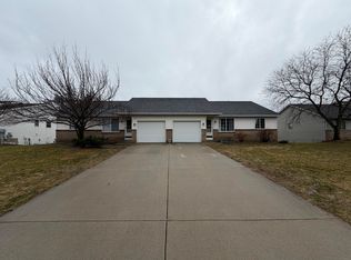 922 Vos St, Jenison, MI 49428