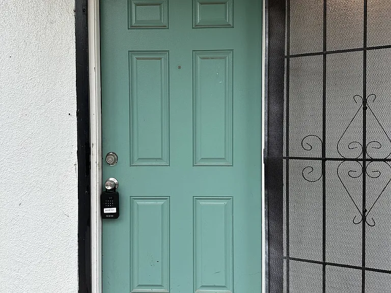 711 E Carson St #B2 — Photo 2