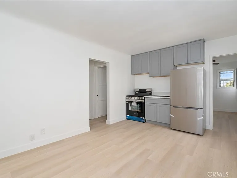 240 1/2 E 84th St #TOWNHOUSE — Photo 2