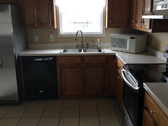 4th image of 155 Rose Ave