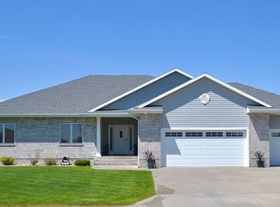 1512 Warbler Cir, Grand Island, NE 68803
