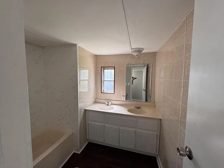 211 W Little Indian Trl NE — Photo 8