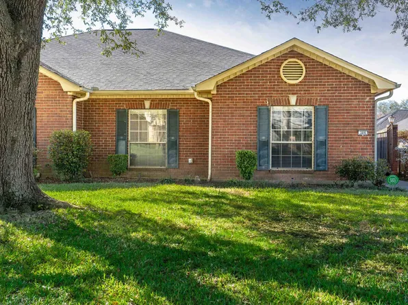 306 Hampton Ct, Longview, TX 75605