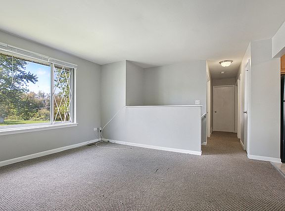 3rd image of 811 Blackhawk Dr