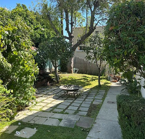 2831 Rowena Ave — Photo 10