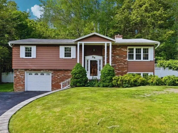 34 Queens Rd, Leominster, MA 01453