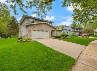 563 Charlestown Dr, Bolingbrook, IL 60440