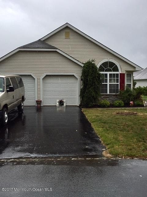 1st image of 9 Pine Hollow Ln