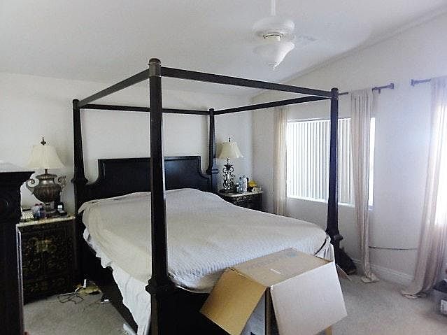 Large Master En Suite & Walk In Closet !!