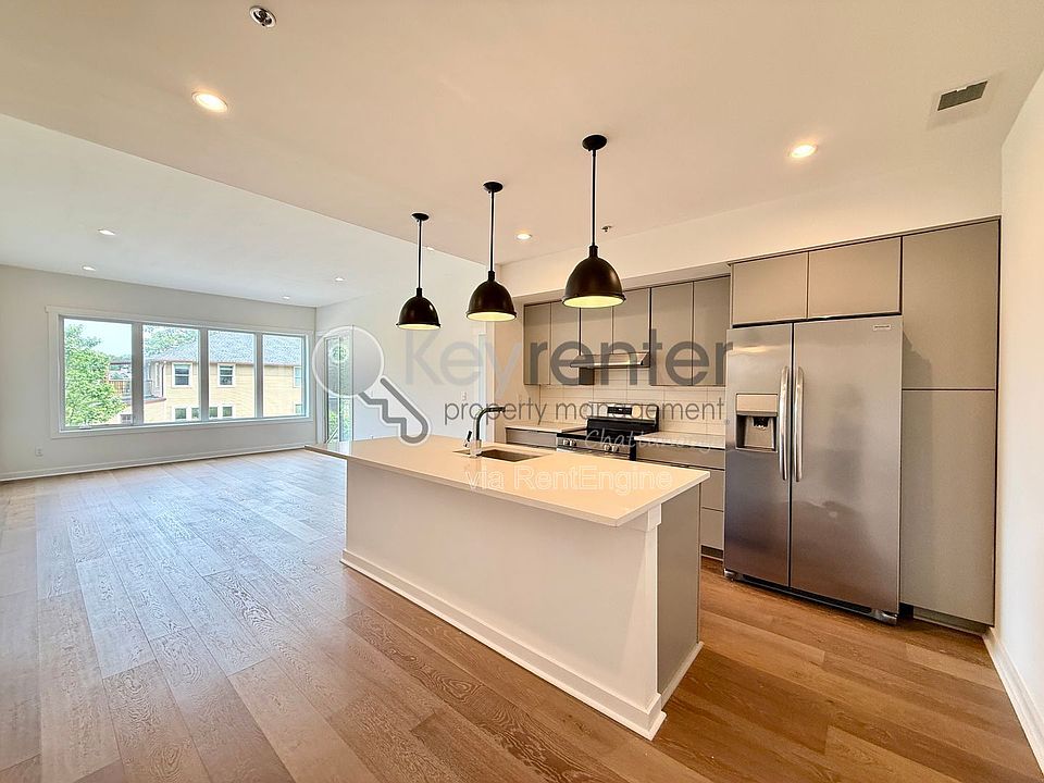 1st image of 411 Fairpoint St #206