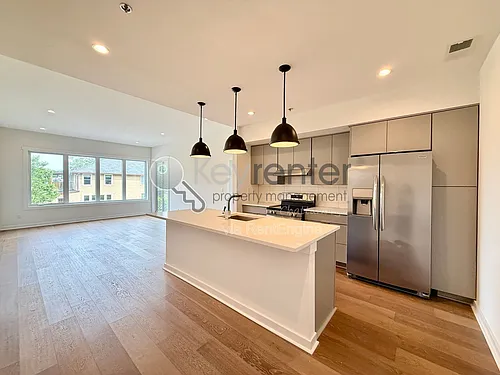 411 Fairpoint St Photo 1