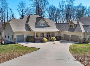 41 Bradshaw Ln, Candler, NC 28715